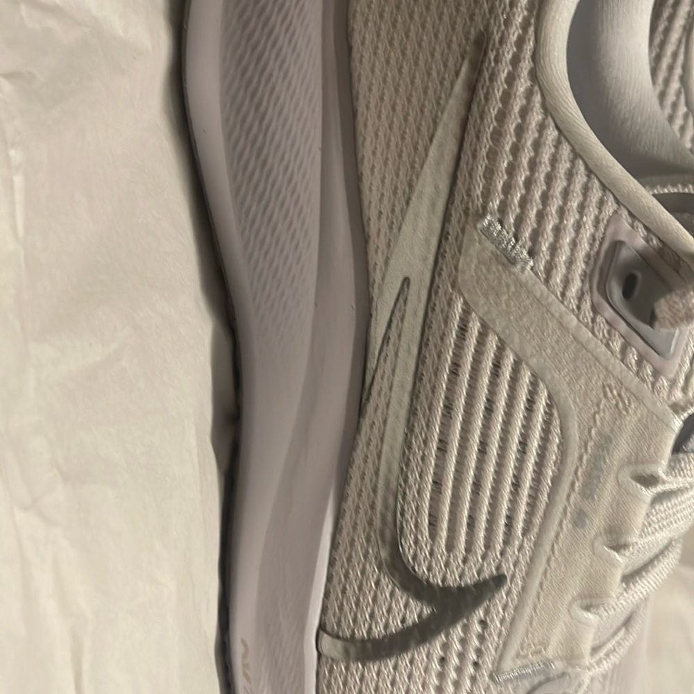 White/Pure Platinum/Metallic Silver never been worn